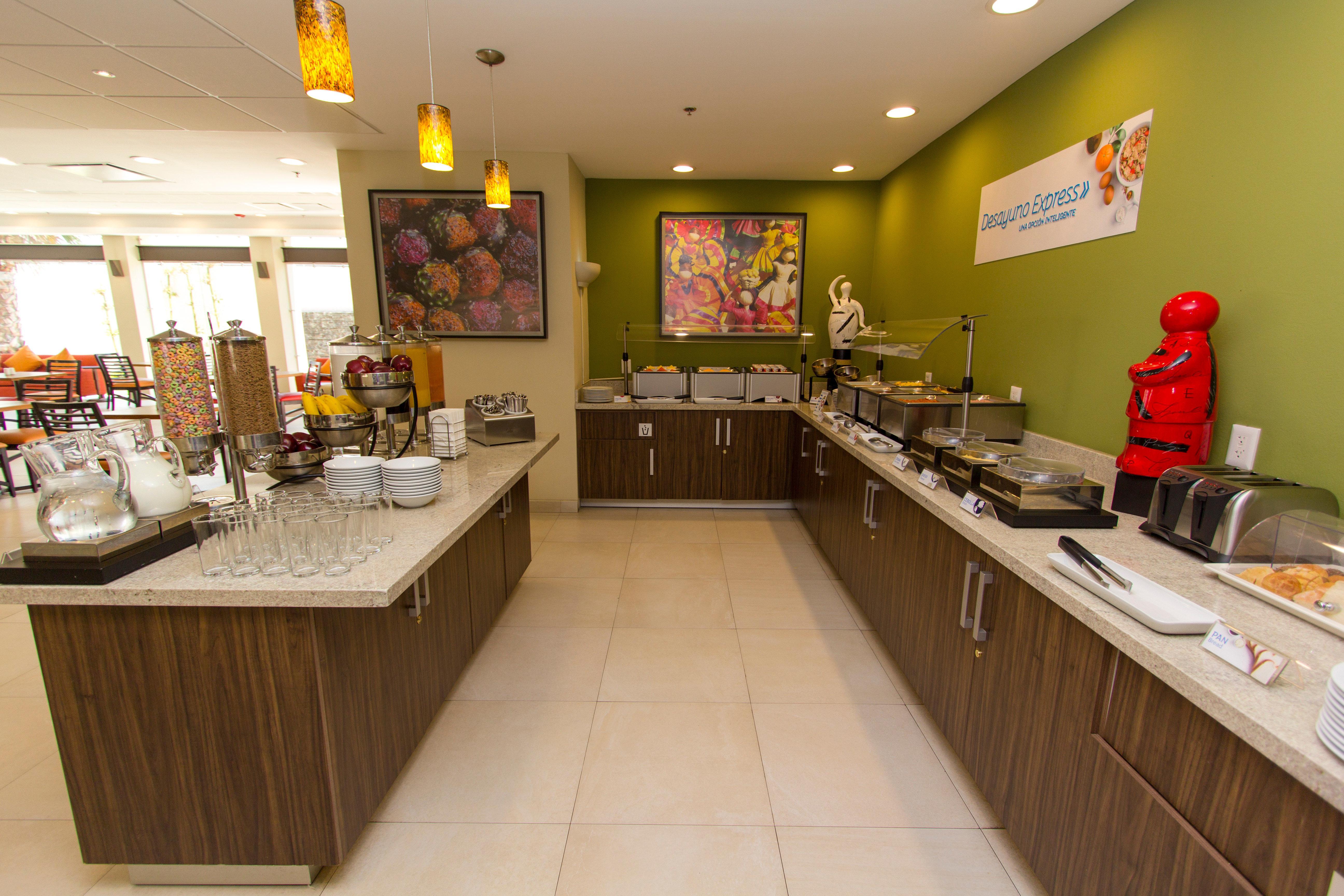Holiday Inn Express Guadalajara Aeropuerto By Ihg Las Pintas Exterior photo