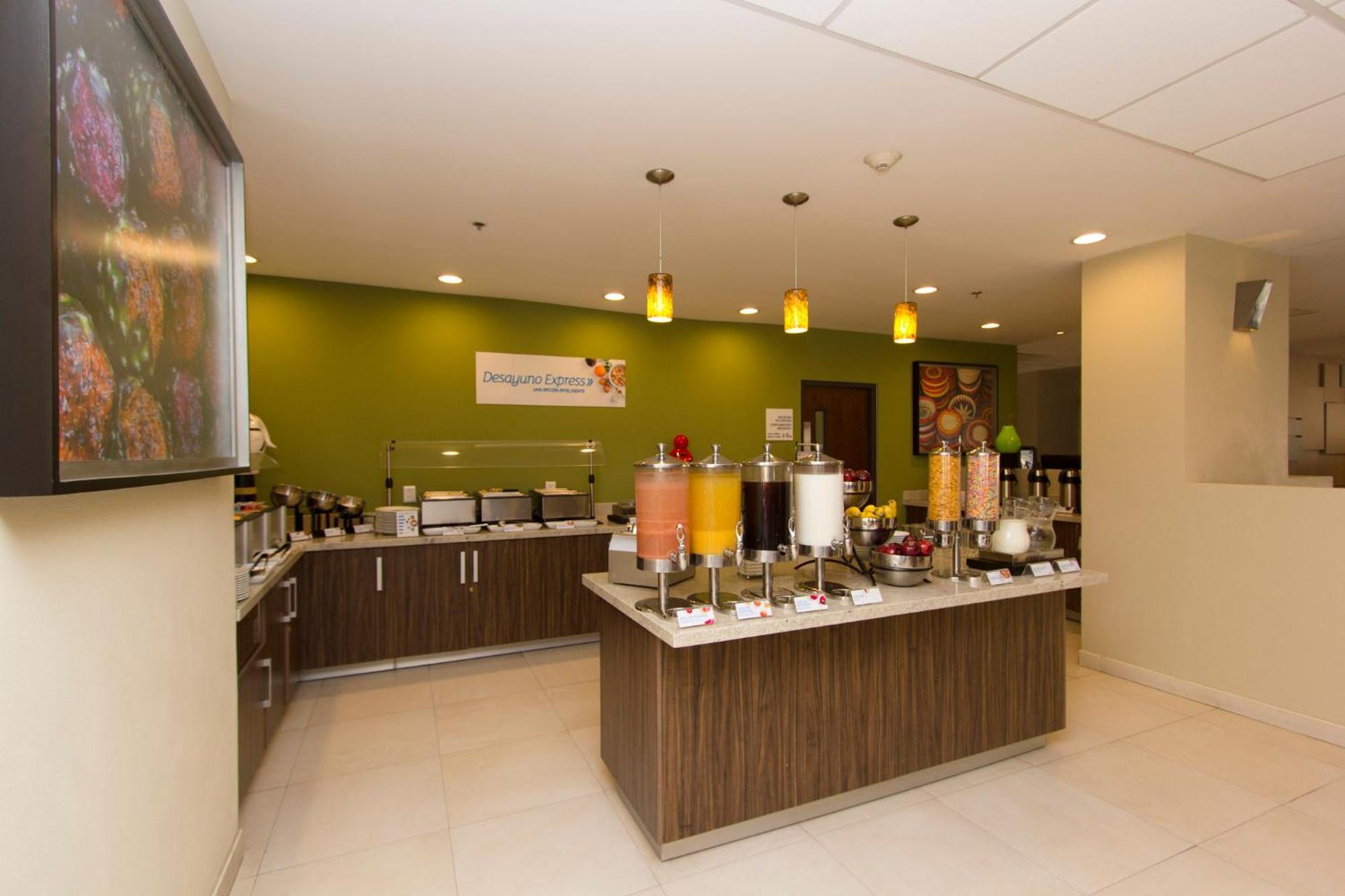 Holiday Inn Express Guadalajara Aeropuerto By Ihg Las Pintas Exterior photo